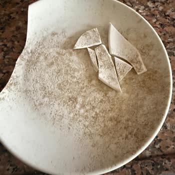 Kırık Ve Yan Üretim Olarak Gelen İkinci Kalite Yemek Takımının İadesi