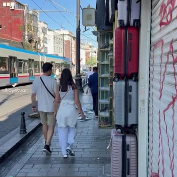 İstanbul Büyükşehir Belediyesi Beyazıt Ordu Caddesi Kaldırımlardaki Dükkan Vitrinleri
