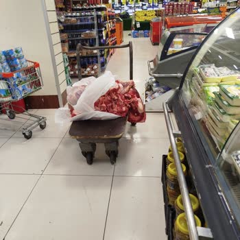 Happy Market Beylikdüzü Şubesinde Açıkta Bırakılan Et Poşetleri Ve Hijyen Sorunu