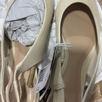 Zapatos Nuevos de H&M Rechazados por Considerarse Usados