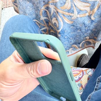 Apple Orijinal Kılıflarının Kısa Ömürlülüğü Ve Sürekli Parçalanması