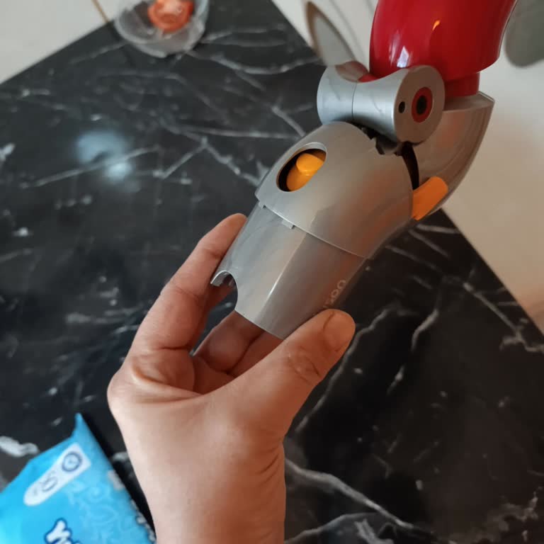 Dyson Koltuk Altı Aparatı Çatladı, Garanti Reddi