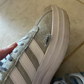 Kısa Sürede Patlayan Adidas Ayakkabı İçin Değişim Talebi