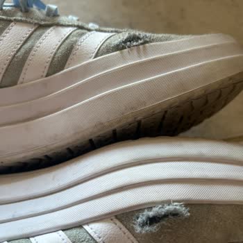 Kısa Sürede Patlayan Adidas Ayakkabı İçin Değişim Talebi