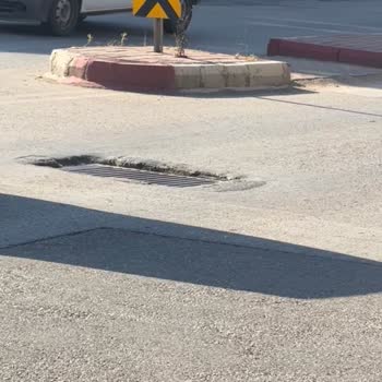 Kepez Devlet Hastanesi Yolundaki Derin Rögar Kapakları Araç Güvenliğini Tehdit Ediyor