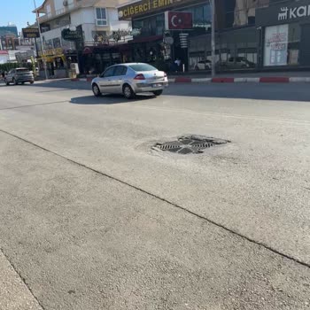 Kepez Devlet Hastanesi Yolundaki Derin Rögar Kapakları Araç Güvenliğini Tehdit Ediyor