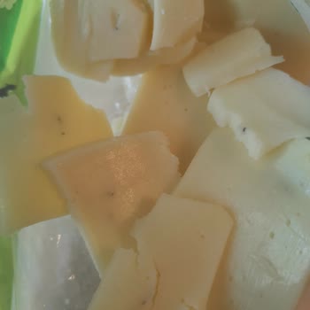 Sütaş Kaşar Peynirinde Siyah Noktalar Sağlık Korkusuna Neden Oldu