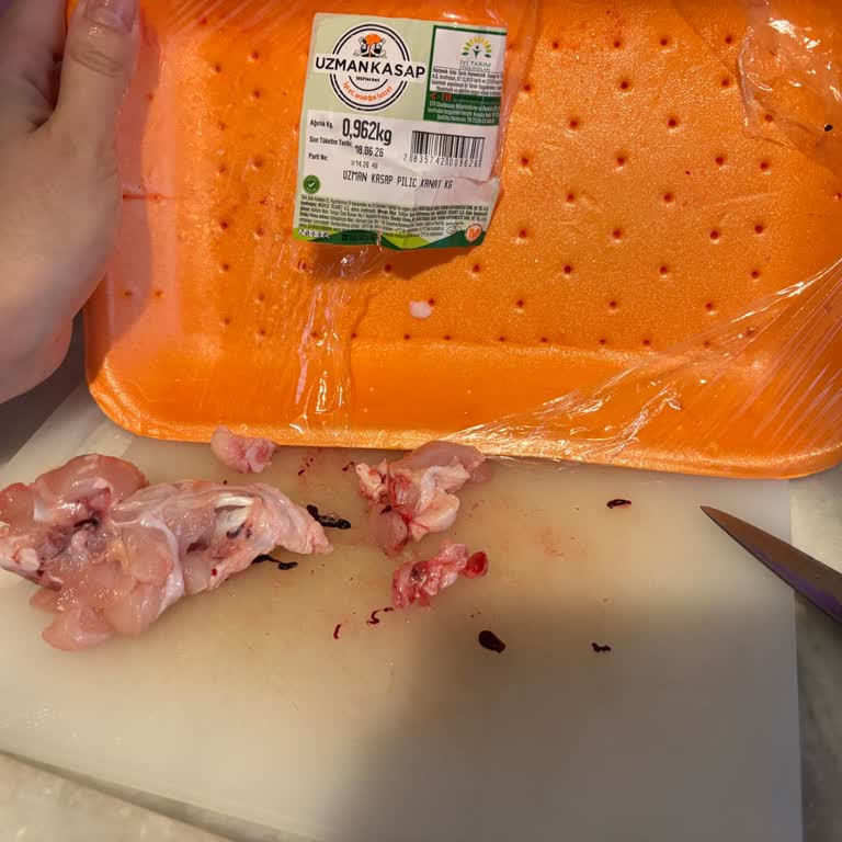 Migros'ta Kanatlarda Tüy Ve Kan İzleri: Hijyen Şikayeti
