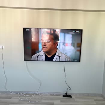 Sunny Marka 65 Ekran Televizyonunun Montaj Hatası Duvarı Delindi Ve Suçlandı