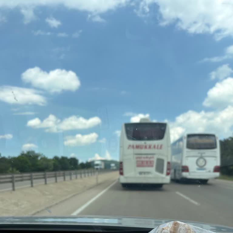Pamukkale Turizm Otobüsünün Tehlikeli Sürüşü Kırmızı Işık İhlali Ve Şiddetli Şerit Değişiklikleri