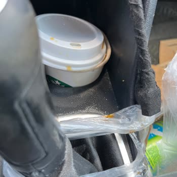 Starbucks Bardağının Dayanıksızlığı Nedeniyle Araç İçinde Kahve Dökülmesi