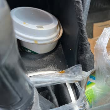 Starbucks Bardağının Dayanıksızlığı Nedeniyle Araç İçinde Kahve Dökülmesi