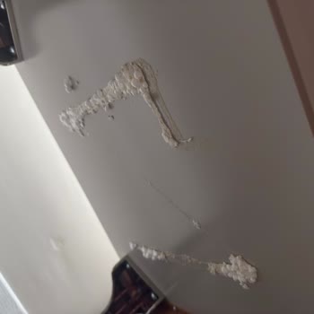Mondi Olivia Yatak Odası Takımında Yapışkan Ve Strafor Kalıntıları Ve Çözüm Reddi