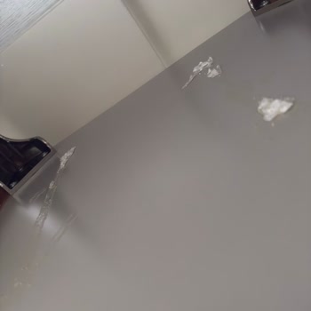 Mondi Olivia Yatak Odası Takımında Yapışkan Ve Strafor Kalıntıları Ve Çözüm Reddi