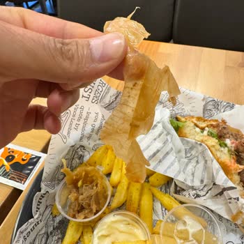 Burgerde Sert Soğan Kabuğu Ve Şefin Saygısız Tutumu