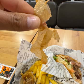 Burgerde Sert Soğan Kabuğu Ve Şefin Saygısız Tutumu