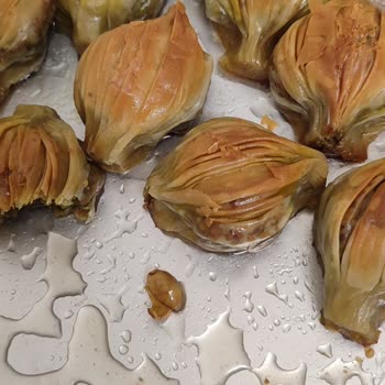Liva Pastanesi | Livashop.com Baklavanın İçinden Kabuklu Fıstık Parçası Çıktı