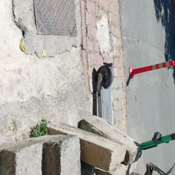 Kapımın Önündeki Scooter’lar Engelliyor Ve Yardım Çağrım Cevapsız