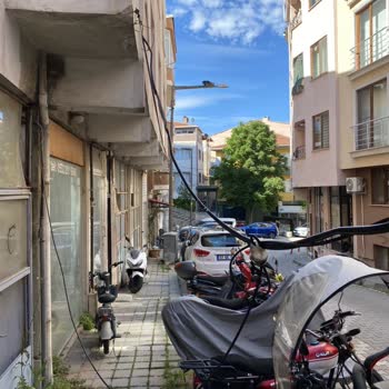 Biga’da Asma Kablosu Tehlikesi Vatandaşların Güvenliğini Tehdit Ediyor