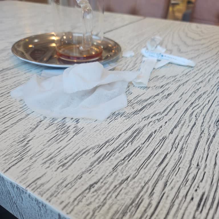 Beylikdüzü Çeşme Kahve'de Ayrımcılık Ve Masa Temizliğinde İhmalkârlık