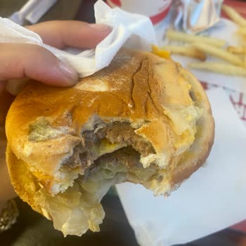 Burger King Şubesinde Bayat Ve Özensiz Hamburger