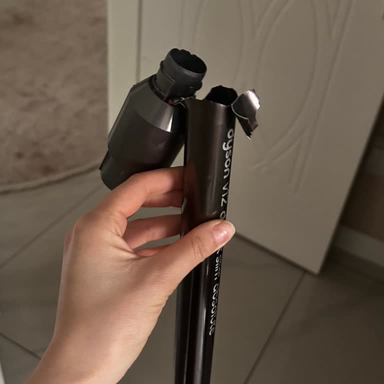Dyson V12 Süpürgenin Borusu Kırıldı, Ücretsiz Değişim Talebi