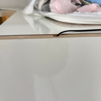 Dolapta Keskin Köşe, Koptuğu Menteşe Ve Çalışmayan Işıklar