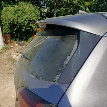 Yol Çökmeleri Ve Taş Fırlatması Nedeniyle Araç Camı Kırıldı, Belediyeler Sorumsuz