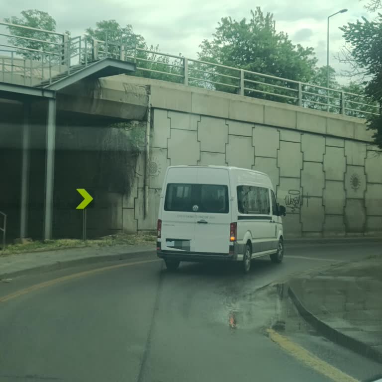 Servis Şoförünün Dikkatsiz Sürüşü Neredeyse Çarpma Tehdidi Ve Yanıtsız Şikayet