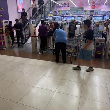 İndirim Gününde Çıkışta Poşet Kontrolü Ve Çalışanların Tavırları