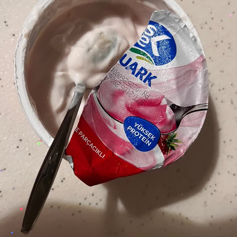 Son Kullanma Tarihi Geçmemiş Çilekli Quark’ta Küf Ve Kötü Koku