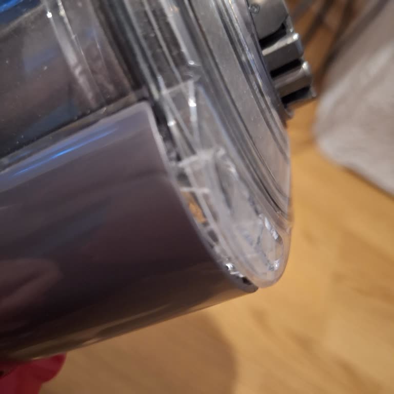 Dyson V12 Süpürge Toz Haznesi Kapanmıyor, Toz Dökülüyor Ve Çözüm Bulunamıyor