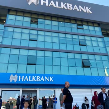Van Merkez Halkbank Şubesinde Aile Kartı İşlemlerinde Aşırı Kalabalık Ve Kaos