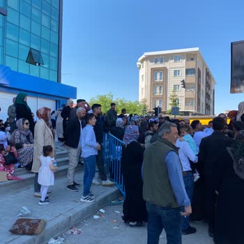 Van Merkez Halkbank Şubesinde Aile Kartı İşlemlerinde Aşırı Kalabalık Ve Kaos