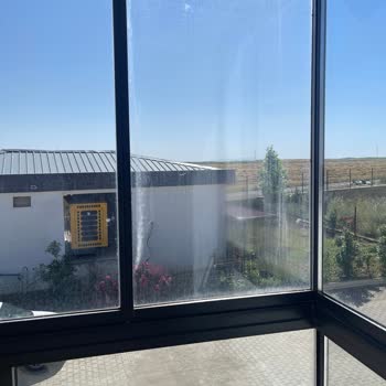 Cam Balkon Su Dolduruyor, Buhar Oluşuyor Ve Gürültü Yapıyor