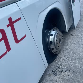 Kale Seyahat Otobüsünde Patlayan Lastik Ve Uzun Bekleme Süresi Mağdur Etti