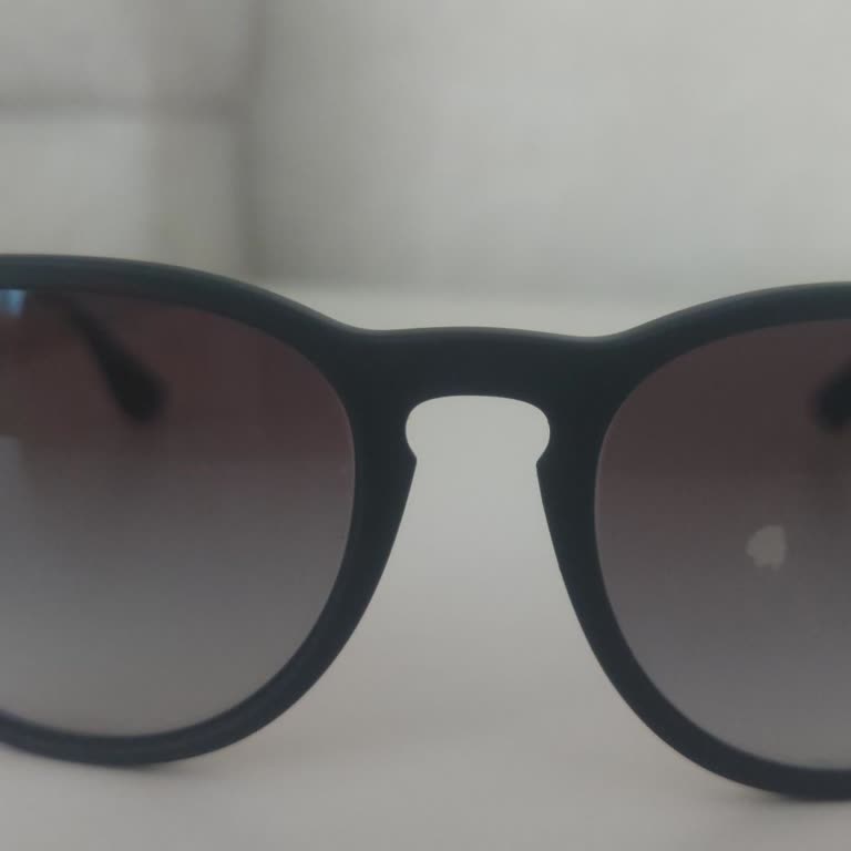 Ray-Ban Gözlüğümde Renk Değişikliği: Hızlı Çözüm Talebi