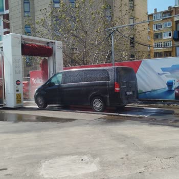 Bostancı Petrol Ofisi’nde Otomatik Yıkama Sırasında Cam Çatladı, Sorumluluk Reddedildi