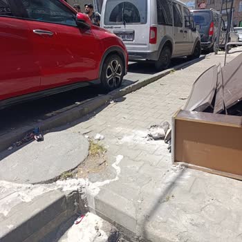 Kağıthane Uğur Sokakta Yol Temizliği Yetersizliği: Kirli Sokak Ve Çevre Sağlığı Tehlikesi