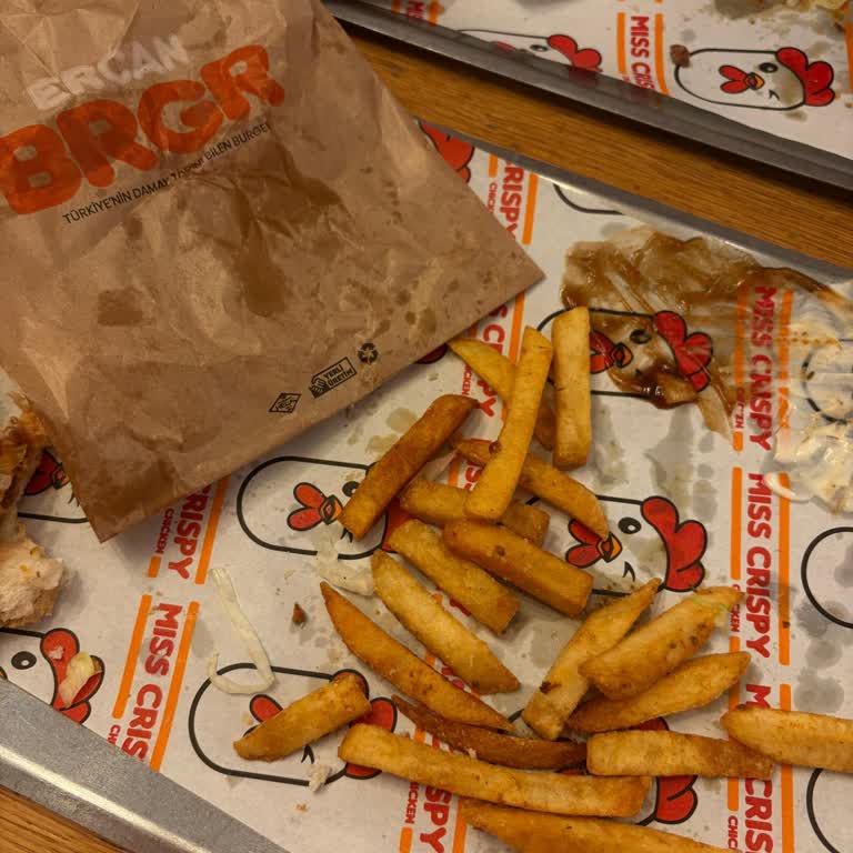 Kurtköy Lens AVM Ercan Burger Şubesinde Eksik Malzeme, Kuru Ekmek Ve Somurtkan Personel