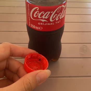 Coca-Cola Şişesinde Siyah Yabancı Madde Ve Sağlık Riski