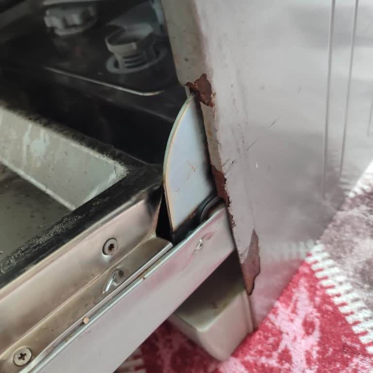 Su Kaçağı Ve Paslı Menteşe Nedeniyle Dolap Hasarı, Servis Tamiri Yetersiz