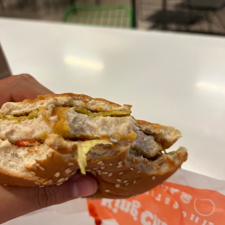 Burger King Maslak Şubesinde Double King Chicken Menüsü Eksik Geldi, İade Talep Ediyorum