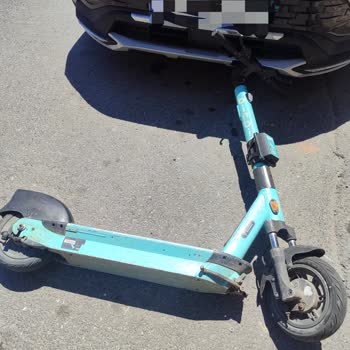 BinBin Scooterı Araçım Üzerine Düşerek Ön Tamponu Kırdı