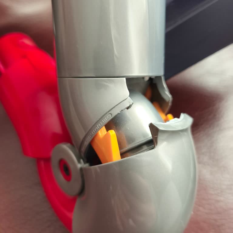 Dyson Gen5 Mobilya Altı Adaptörü Kolayca Kırıldı Ve Garanti Kapsamına Alınmadı