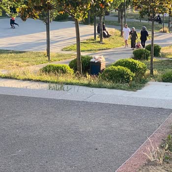 Azerbaycan Dostluk Parkı’nda Bakımsız Otopark Ve Alkol Tüketimi