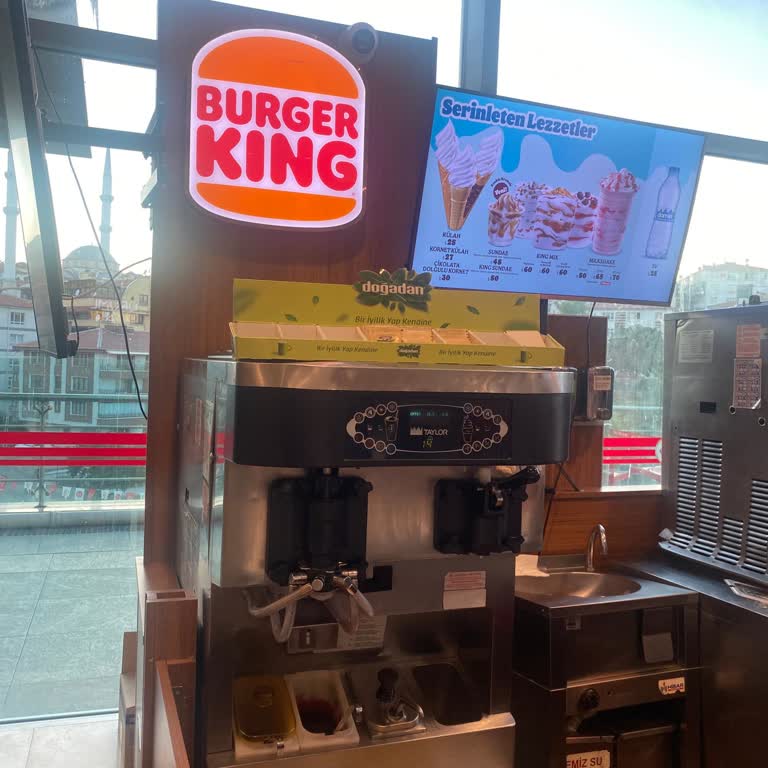 Burger King Çalışanının Küfürlü Konuşması!