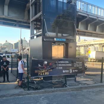 Haramidere Metrobüs Durağında Asansör Çalışmıyor Ve Ortopedik Hastaları Mağdur Ediyor