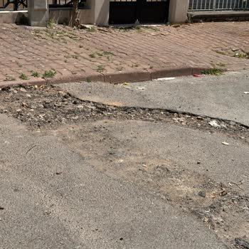 Kınalıada Akasya Caddesi'nde Çukurlar Nedeniyle Bisiklet Kazası