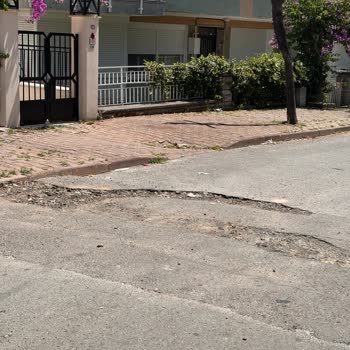 Kınalıada Akasya Caddesi'nde Çukurlar Nedeniyle Bisiklet Kazası